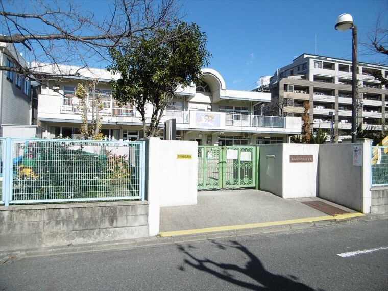 幼稚園・保育園 【神松保育園】 よく食べよく遊ぶ子ども ・自分で考え行動しようとする子ども ・思いやりや、やさしい気持ちが持てる心豊かな子どもへの成長を願っています。