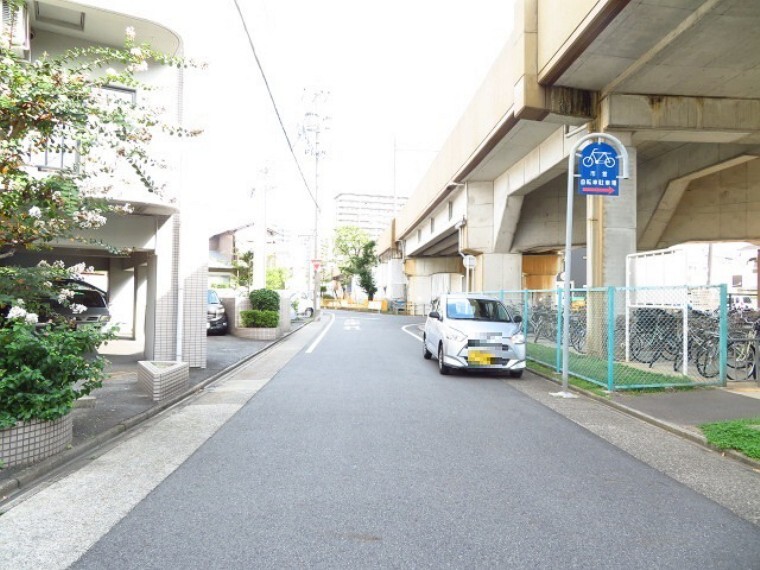 外観・現況 南側前面道路です。名鉄常滑線が通る高架下は、近隣の市営自転車駐車場となっています。