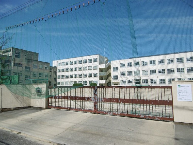 小学校 【名古屋市立明治小学校】 昭和11年に明治尋常小学校として開校し、平成27年に創立80周年 全国でも珍しいスクールカウンセラーが常勤しています。