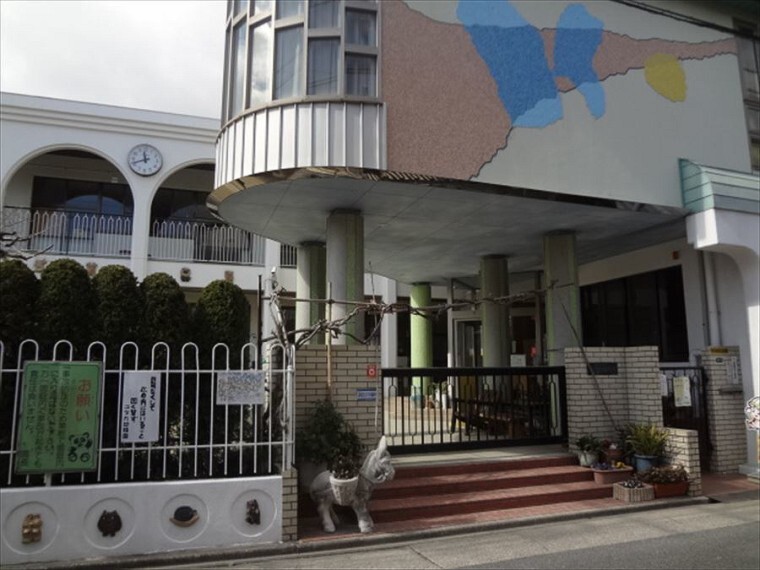幼稚園・保育園 【ユタカ幼稚園】 「明かるく元気にたくましく」の教育目標のもと、毎日元気に伸び伸びした園生活を過しています。遠足、運動会、生活発表会などの行事はご家族ぐるみで、毎年楽しめます。