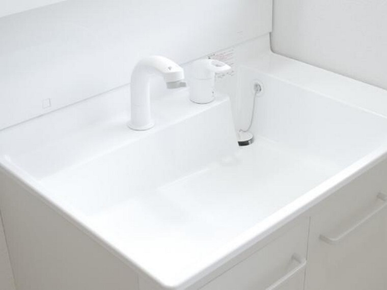洗面化粧台 【同仕様写真】新品交換する洗面化粧台の水栓は、お湯と水をきちんと使い分けられるエコな仕様です。お湯のムダづかいを防ぐので、ガス代も節約。家計に優しい設計です。