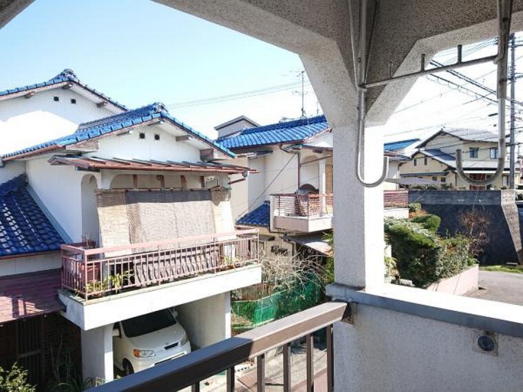 バルコニー 【リフォーム中】ベランダです。壁天井、床は塗装をしていきます。決して広くはないですが洗濯物干すには十分です。