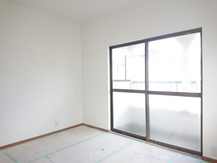 【リフォーム中】2階和室は洋室に変更します。壁天井クロス張替え、床はフロアを貼っていきます。こちらのお部屋からベランダへ出ることが出来ますよ。