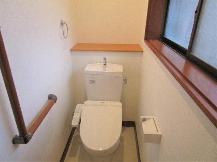 トイレ トイレはTOTO製の温水洗浄機能付きに新品交換しました。表面は凹凸がないため汚れが付きにくく、継ぎ目のない形状でお手入れが簡単です。節水機能付きなのでお財布にも優しいですね。