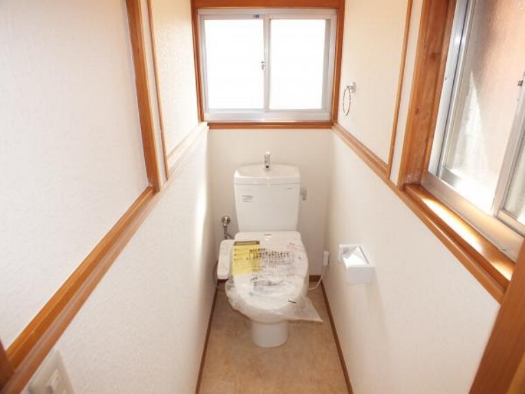 トイレ トイレはTOTO製の温水洗浄機能付きに新品交換。表面は凹凸がないため汚れが付きにくく、継ぎ目のない形状でお手入れが簡単です。節水機能付きなのでお財布にも優しいですね。