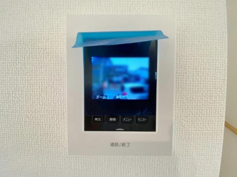 TVモニター付きインターフォン 奥様やお子さんのみの在宅も安心。ボタンひとつで通話が可能です。 突然の来訪も時間帯に関係なく鮮明な画像で確認することが出来ます。