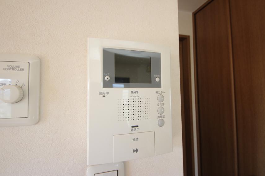 モニター付きインターホンで家事中の来客もすぐご確認いただけます。
