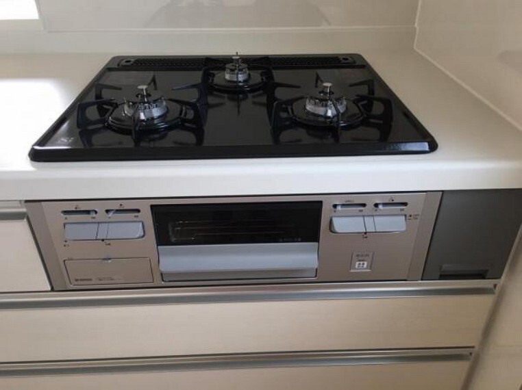 <2021/01撮影>3口全てに温度センサー付き。片面焼きグリルも搭載の安全で機能的なガスコンロ。