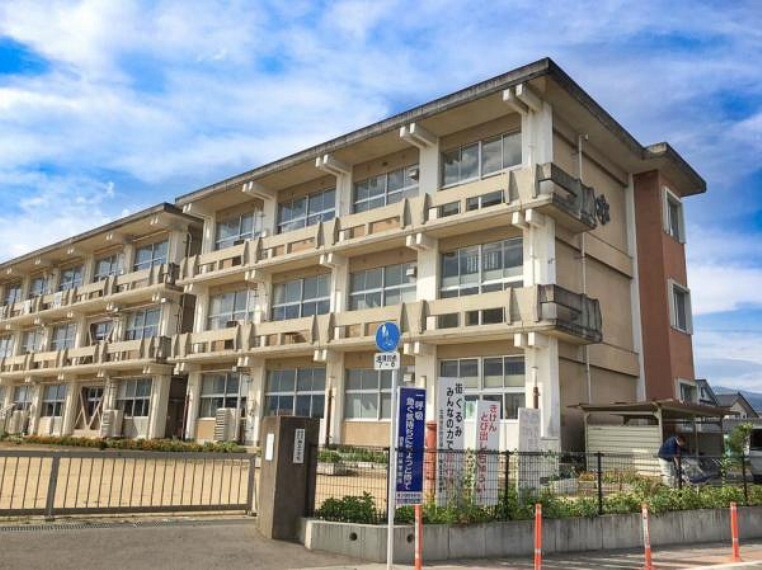 小学校 <瀬上小学校>750m/徒歩10分
