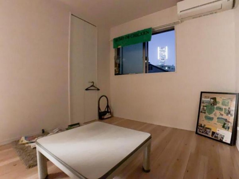 洋室 ランドマークタワーが望めるお部屋です~夜景も綺麗ですね~