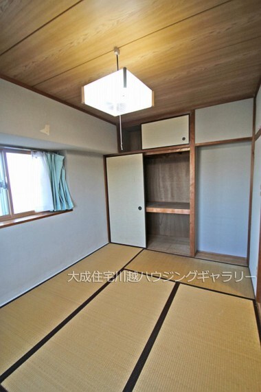 和室 リビングと間続きで足を伸ばしてくつろげる6帖の和室です。二面採光で陽当り風通し良好です。 現地写真2020.12.8撮影