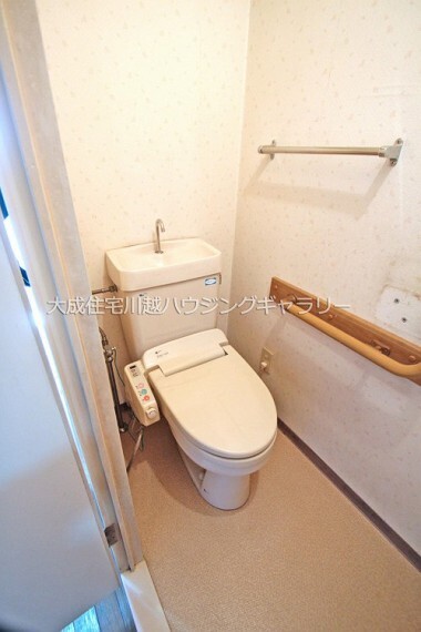 トイレ 手すり付きの安心安全なトイレです。 現地写真2020.12.8撮影