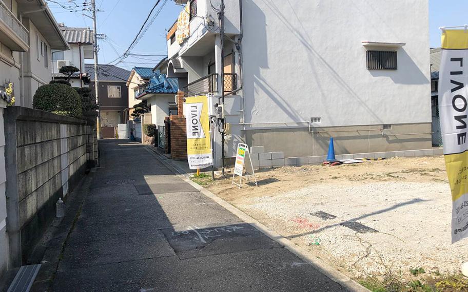 現況写真 前面道路写真■大通りから入った住宅街で車通りが少なく小さなお子様も安心の立地。高い建物が少ない一戸建てが並ぶ住宅地です。