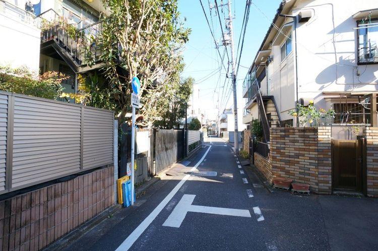 現況写真 物件周辺は車通りが少なく、落ち着いた雰囲気の住宅地になっています。