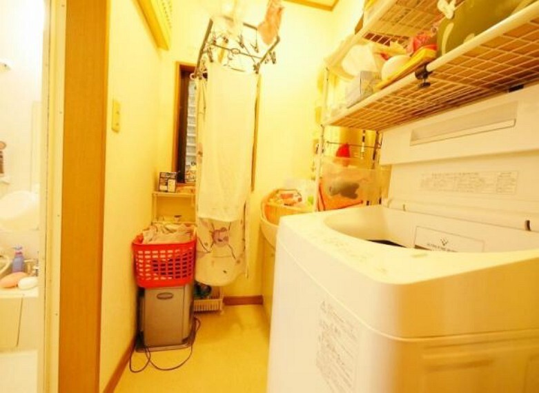 洗面化粧台 開口窓が付いた洗面所です。忙しい朝にも広さが 有る嬉しい空間です。