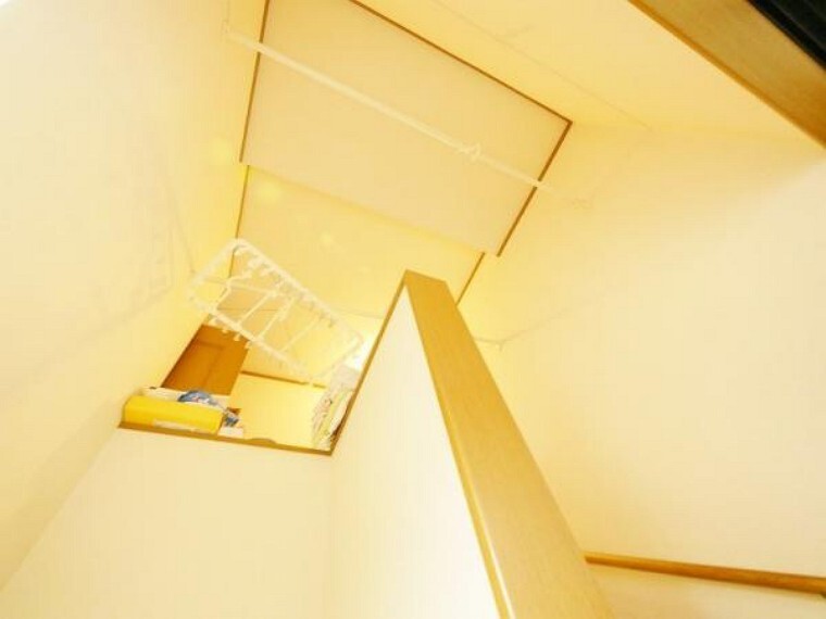 階段上の吹抜の写真です。天井高の空間は 開放感満載の心地良さ。