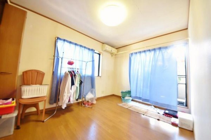 こちらの寝室も窓が2箇所 設置されております。 こちらのお部屋約6帖 バルコニー設置部屋。