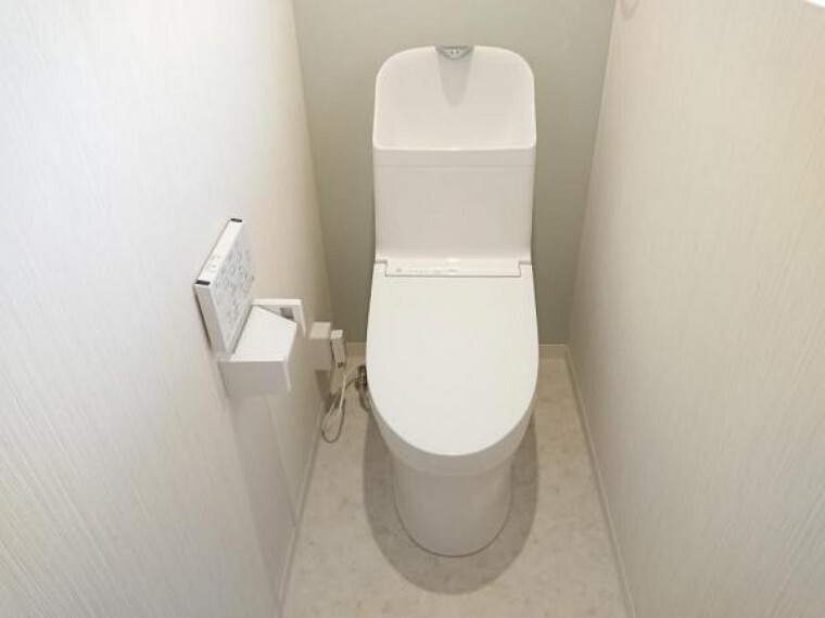 トイレ 【リフォーム済】トイレはTOTO製の温水洗浄機能付きに新品交換しました。表面は凹凸がないため汚れが付きにくく、継ぎ目のない形状でお手入れが簡単です。節水機能付きなのでお財布にも優しいですね。