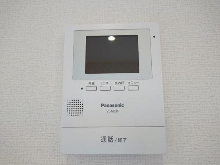 【リフォーム済】新しく設置したドアホンはカラーモニター付き。モニターで玄関にいらしたお客様を確認してから応対できます。留守中の来客も記録できるので防犯面でも安心ですね。