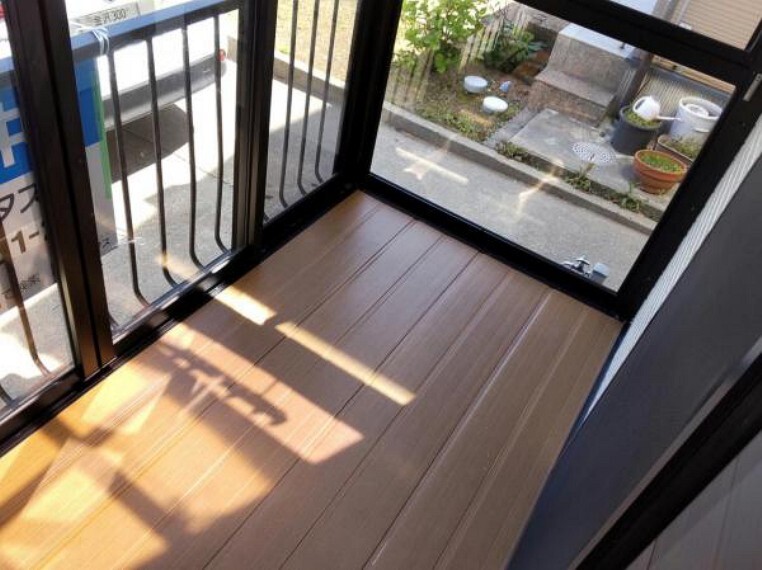 【リフォーム済】サンルームはクリーニング済みです。お布団や洗濯が干せる屋根付きスペースがあると、天気を気にせず思いっきりお洗濯できて嬉しいですね。