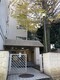 エントランスです。マンションの北側にあります。