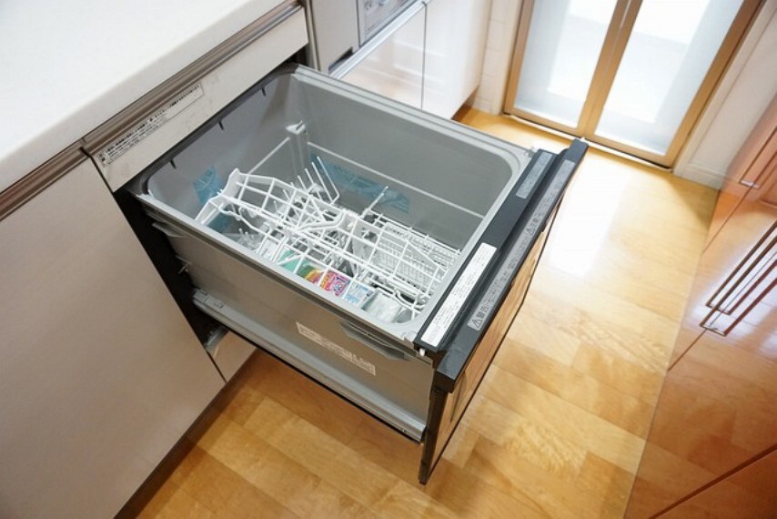 キッチン 家事の時間が短縮できるフルオープンで開けやすい食器洗い乾燥機付。深型タイプの食器洗い乾燥機で食器を1度できれいにできます。