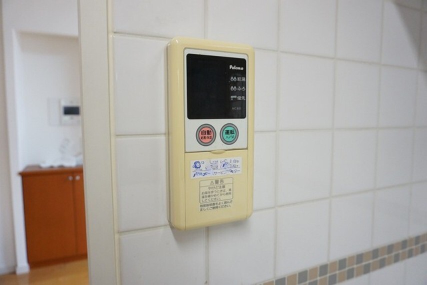 キッチン 給湯器リモコンはキッチン横からボタンひとつで操作が楽々。
