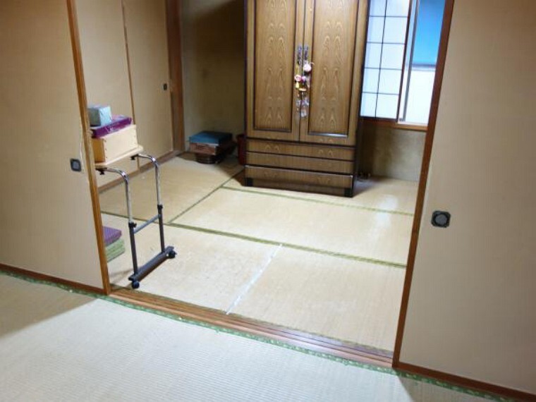 居間・リビング 【リフォーム中 2020年12月23日撮影】1階和室の続き間を一体化し、16.5帖の広々としたリビングに間取り変更していきます。床はフローリングを、壁天井はクロスの張替えを行います。さらに新品のシステムキッチンを対面式で設置予定です。家族と楽しくお話をしながらお料理はもちろん、皆さんの笑顔が溢れる憩いの空間に仕上げていきます。