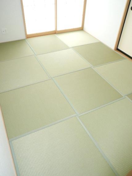 寝室 緑を基調とした室内が癒しを与えてくれます。やはり日本人には和室が必要ですね。