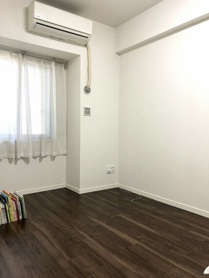 洋室 明るいお部屋には窓を開けると心地よい風が吹き込みます。