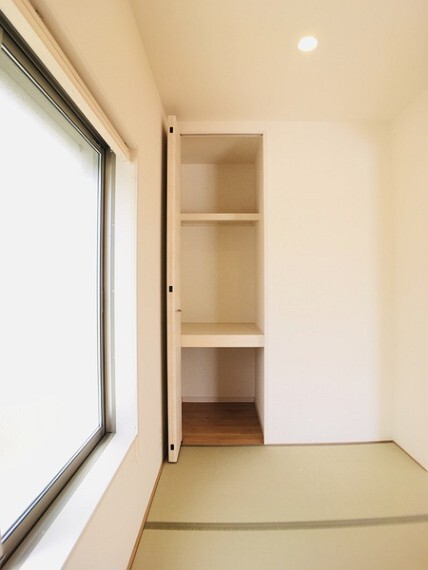収納 畳コーナーの収納。 センチュリー21いちにし不動産【一年中休まず営業中】は地域密着のプロフェッショナルとして、 お客様に寄り添う会社であり続けたいと思っております。
