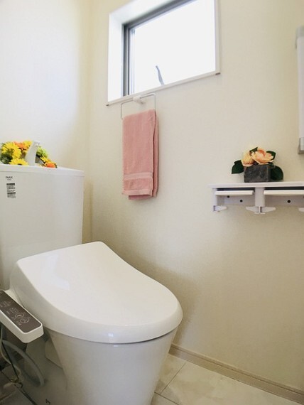トイレ 白を基調とした清潔感のある温水洗浄暖房便座つきトイレ。 住まいを想う仕事、人生を輝かせる使命と理念。 不動産のことならセンチュリー21いちにし不動産【一年中休まず営業中】にお任せ下さい。