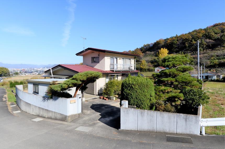 外観写真 約140坪の広々とした敷地です。前面に建物がなく開放的!