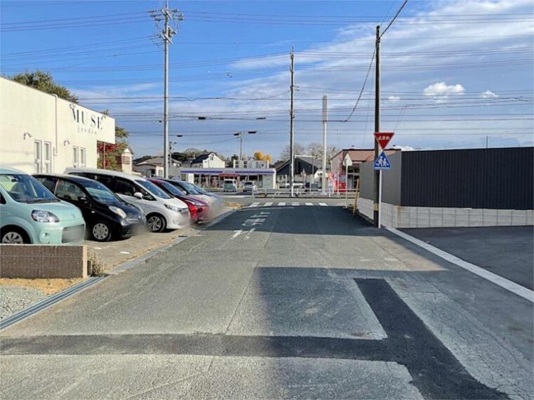 現況写真 前面道路は公道で、車のすれ違いもラクラクな広々約7.50mの幅があります