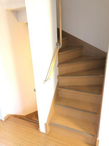 階段には手すりが設置されており、ご高齢の入居者様がいらっしゃる家庭にも安心です。