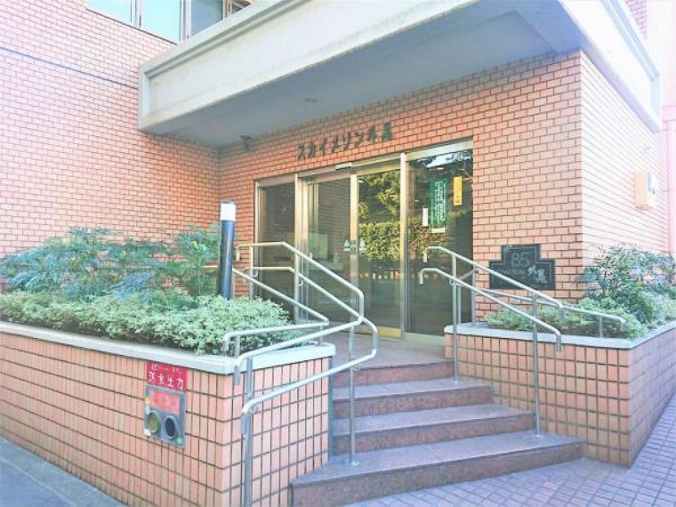 玄関 【建物入口】マンション正面入り口の写真です。入り口を入ってすぐに集合ポストがあります。オートロックありませんので、各戸インターホンの対応となっています。