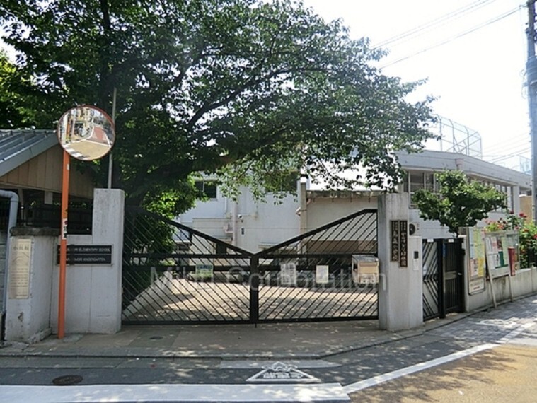 小学校 現地より徒歩10分で着くことができます。
