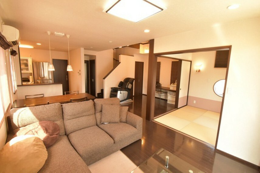 居間・リビング LDKと4.5帖の和室は繋がり広々空間に。