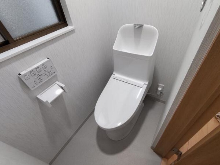 トイレ 【リフォーム済】トイレはTOTO製の洋式に新品交換済です。床はフロア材を、壁、天井はクロスも張り替え済です。直接肌に触れるトイレが新品なのは、嬉しいですね。