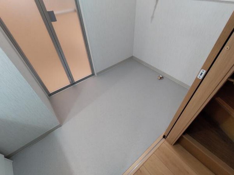 洗面化粧台 【リフォーム済】洗面所の床はクッションフロアを、壁、天井はクロス張替え済です。洗面台も新品交換しています。直接肌に触れる水回りと洗面所が綺麗だと、心地良いですね。