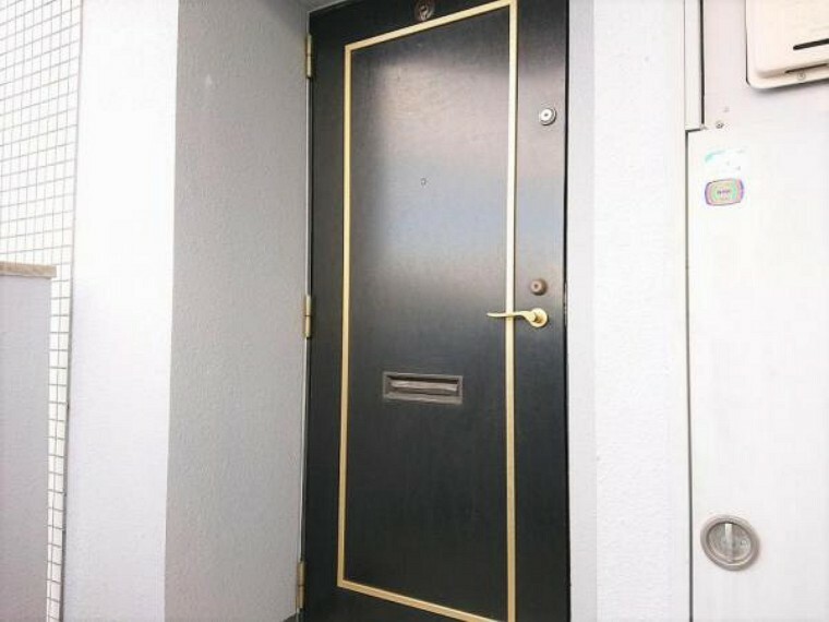 玄関 【玄関】玄関外にはモニター付きインターホンがあります。来客時にもリビングから確認できますので、安心ですね。玄関扉は鍵の交換を行っていますので、新生活を安心してスタートできますよ。