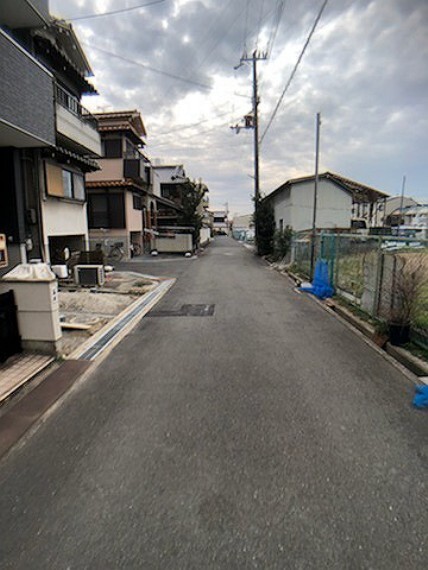 現況写真 交通量の少ない前面道路で安心ですね