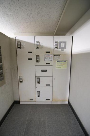 外出中のお荷物も安心!宅配ボックスが設置されております。