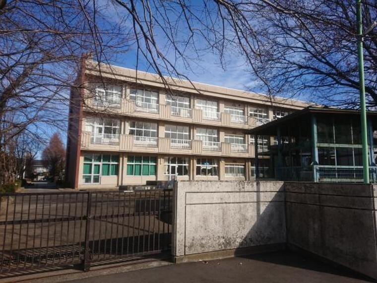 小学校 【近隣施設/小学校】吉沢小学校まで450m(徒歩6分)。徒歩圏内にあるので小さいお子様がいるご家庭でも安心ですね。学校行事やクラブ活動で帰りが遅くなっても苦にならない距離です。