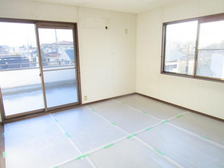 【リフォーム中写真:2/20撮影】2階西側の8帖の洋室になります。南向きで二面採光なので日当たり良好です。天井壁クロス張替え、照明交換を行います。