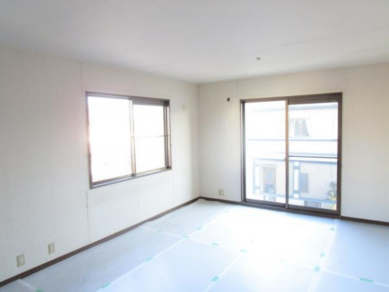 【リフォーム中写真:2/20撮影】2階東側の12帖の洋室です。南向きで二面採光なので日当たり良好です。クローゼットとWICもあり収納スペースは十分にあります。天井壁クロス張替え、照明交換を行います。