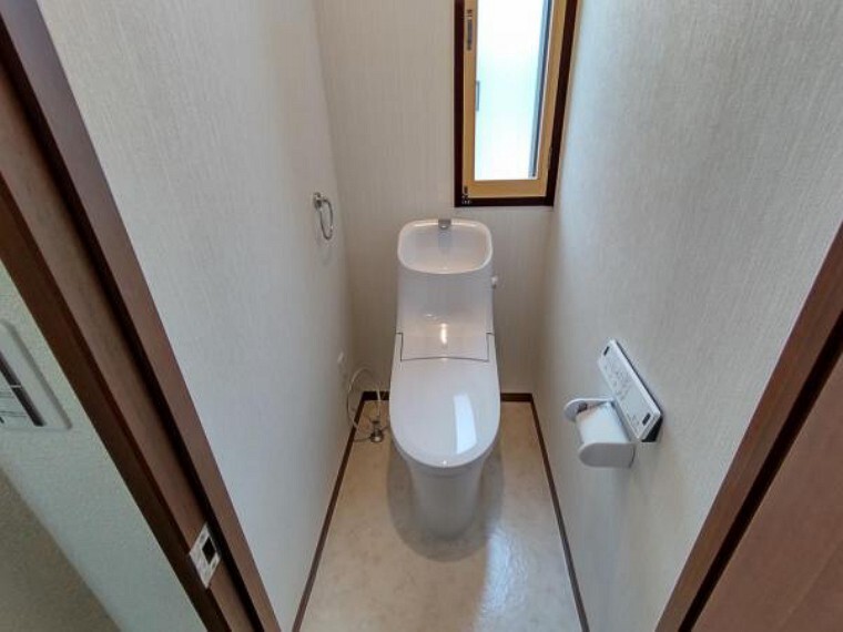 トイレ (リフォーム済)トイレはLIXIL製の温水洗浄機能付きに新品交換しました。キズや汚れが付きにくい加工が施してあるのでお手入れが簡単です。直接肌に触れるトイレは新品が嬉しいですよね。