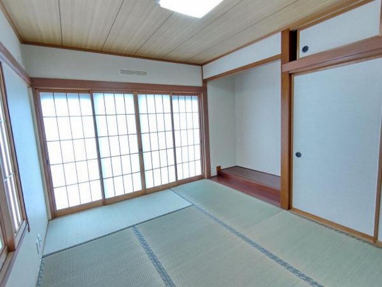 (リフォーム済)1階6帖の和室は壁天井のクロスを貼替え、畳は表替えを行い鮮やかな緑色と心地よいイグサの香りを取り戻しました。一部屋和室があると落ち着いていいですよね。