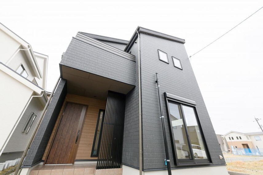 現況外観写真 【34号地 外観】外壁のない開放的なオープン外構を採用。光と風をたっぷりと招き、明るく爽やかな街並みを創出しています。玄関の縦格子は、さりげない目隠しとしてエクステリアのアクセントとなります。