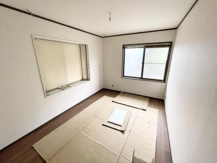 【リフォーム中5/21撮影】1階6帖納戸です。床はクッションフロア重ね張り、天井と壁のクロス張替を行いました。